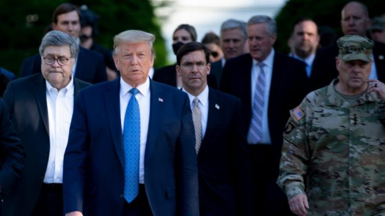 Le président américain Donald Trump marche avec le procureur général William Barr (gauche), le secrétaire à la défense Mark T. Esper (centre), le président de l'état-major interarmées Mark A. Milley (droite), et d'autres membres de la Maison-Blanche pour visiter l'église St. John's après s'être assurés que les personnes protestant contre la mort de George Floyd ont été évacuées, à Washington le 1er juin 2020. (Brendan Smialowski/AFP via Getty Images) 