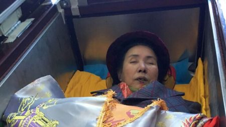 Un médecin chinois refuse de renoncer à ses croyances et meurt victime d’un passage à tabac par des policiers