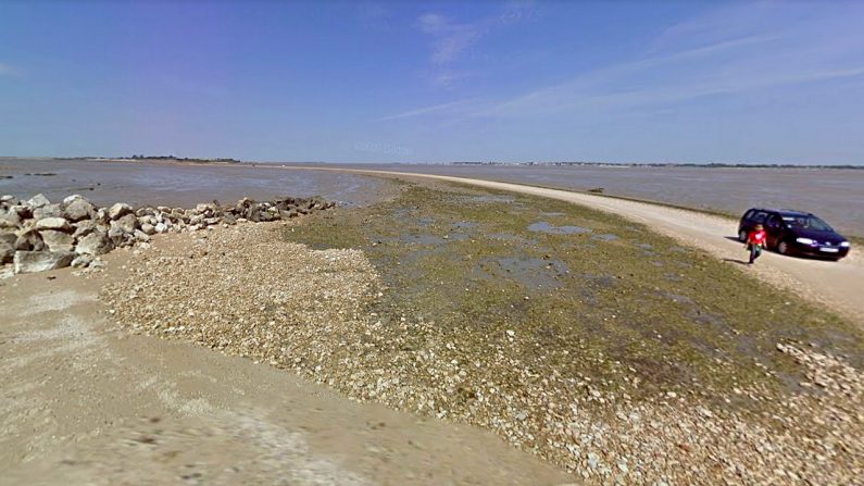 Entrée de la Passe aux Bœufs, Port-des-Barques, chemin menant à l'Île Madame - Google maps