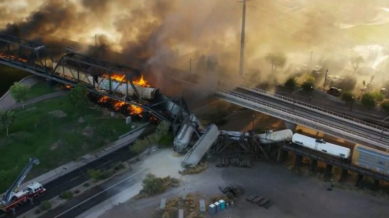 Déraillement d'un train en feu en Arizona le 29 juillet 2020. (Avec l'aimable autorisation de KPHO/KTVK) 