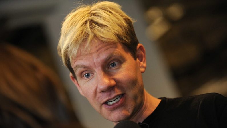 Le professeur danois Bjorn Lomborg parle avec un journaliste au Bella center de Copenhague le 15 décembre 2009, le 9e jour de la Conférence des Nations unies sur le changement climatique COP15. (Adrian Dennis/AFP via Getty Images)