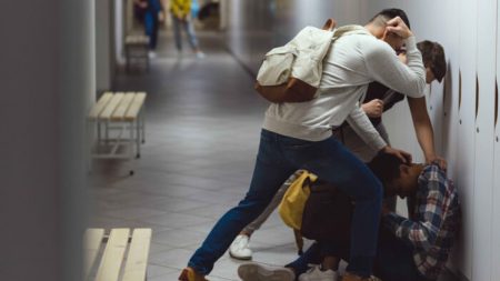 Une mère en larmes lorsqu’elle apprend que son fils a comploté pour brutaliser son camarade de classe, et insiste sur le fait que «les brimades affectent tout le monde»