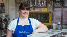 Une femme trisomique prospère en tant que PDG de sa propre entreprise de biscuits après avoir dû faire face à des refus d’embauche