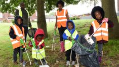 Ces parents apprennent à leurs enfants nettoyer l’environnement en les emmenant ramasser les déchets les jours sans classes