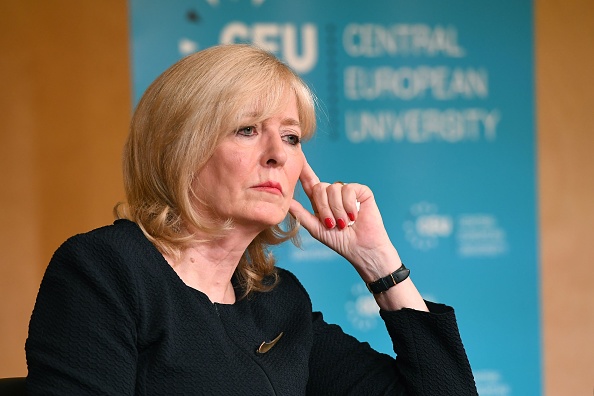 La médiatrice de l'UE, Emily O'Reilly, a décidé d'approfondir une enquête ouverte après plusieurs plaintes dénonçant un "manquement à l'obligation de traiter correctement les questions de conflit d'intérêts".  (Photo : ATTILA KISBENEDEK/AFP via Getty Images)