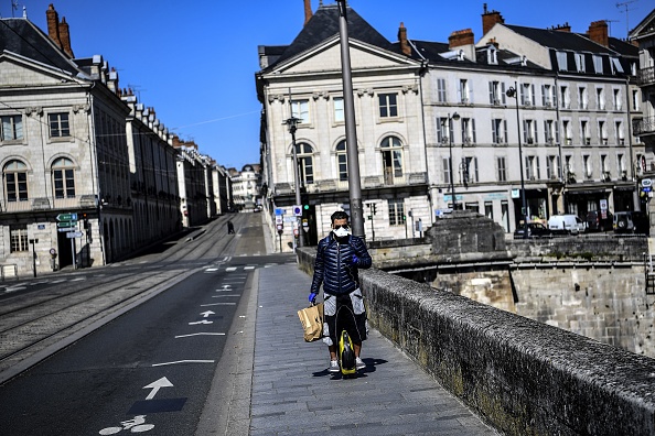 Un homme portant un masque sur un pont à Orléans. (CHRISTOPHE ARCHAMBAULT/AFP via Getty Images)