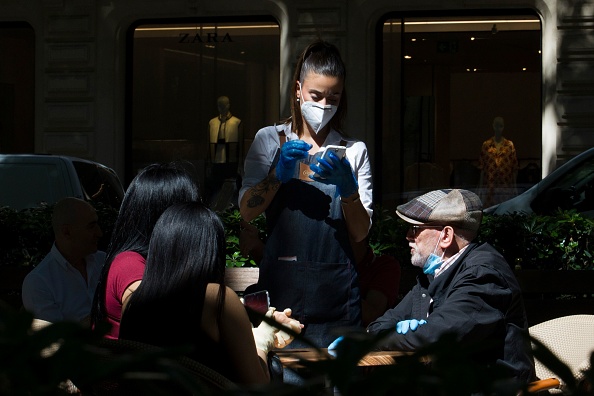 La Protection civile régionale de Catalogne   impose un couvre-feu à minuit sur les établissement de jeux, les casinos, les bars et les restaurants. (Photo : JAIME REINA/AFP via Getty Images)