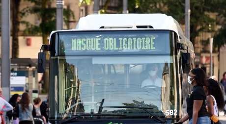 Le port du masque devient obligatoire dans les transports publics dans le Jura suisse. (Photo : JEAN-FRANCOIS MONIER/AFP via Getty Images)