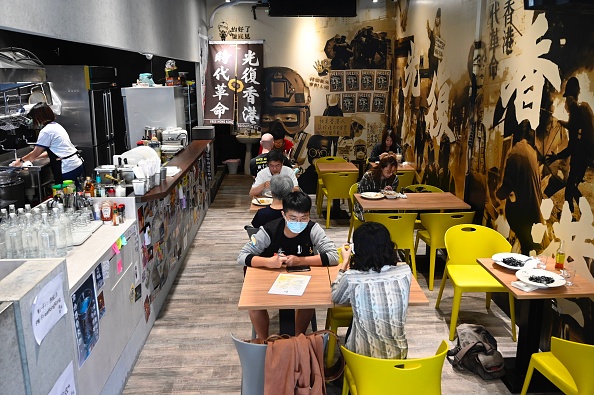 -Les gens déjeunent à l'Aegis, un restaurant ouvert par un avocat de Hong Kong qui aide les Hongkongais qui ont quitté la ville, à Taipei le 27 mai 2020. Photo de Sam Yeh / AFP via Getty Images.