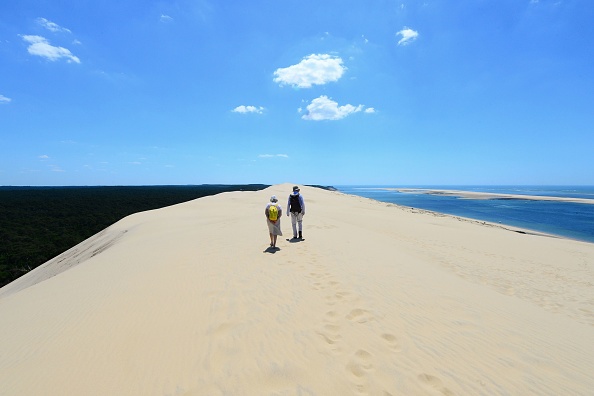 La Dune du Pilat située à l'entrée du Bassin d'Arcachon, en Gironde, a perdu près de quatre mètres en un an en son point culminant. (Photo : MEHDI FEDOUACH/AFP via Getty Images)