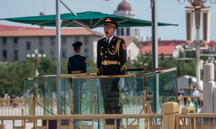 Un soldat paramilitaire chinois baille alors qu'il monte la garde sur la place Tiananmen à Pékin, le 4 juin 2020. (NICOLAS ASFOURI/AFP via Getty Images)