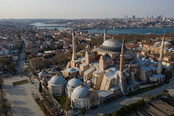  Œuvre architecturale majeure construite au VIe siècle par les Byzantins qui y couronnaient leurs empereurs, Sainte-Sophie est un site classé au patrimoine mondial par l’Unesco. (Photo : Burak Kara/Getty Images)