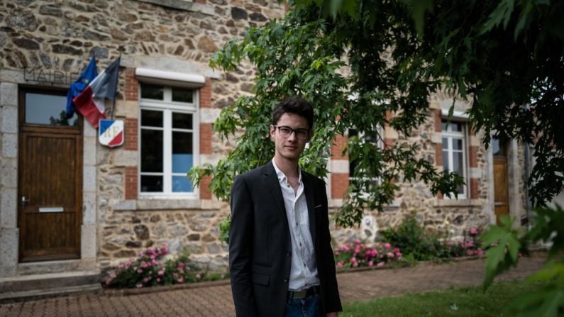 Hugo Biolley, 19 ans, maire de la ville de Vinzieux (450 habitants), pose le 11 juin 2020 devant l'hôtel de ville de Vinzieux.  (Photo by JEFF PACHOUD/AFP via Getty Images)