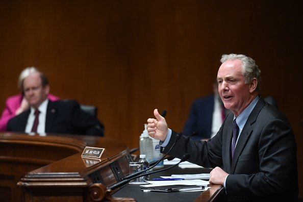 Le sénateur démocrate Chris Van Hollen, co-auteur de la loi, a souligné dans l'hémicycle "l'urgence" de la situation à Hong Kong. (Photo : TONI L. SANDYS/POOL/AFP via Getty Images)