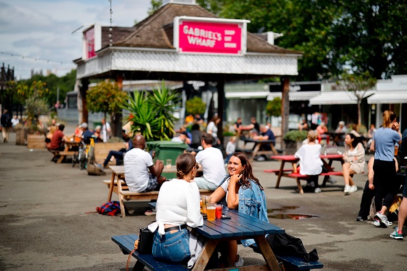 -Le 3 juillet 2020, les gens prennent un verre au Gabriel's Wharf à côté de la Tamise à Londres. Photo de Tolga Akmen / AFP via Getty Images.