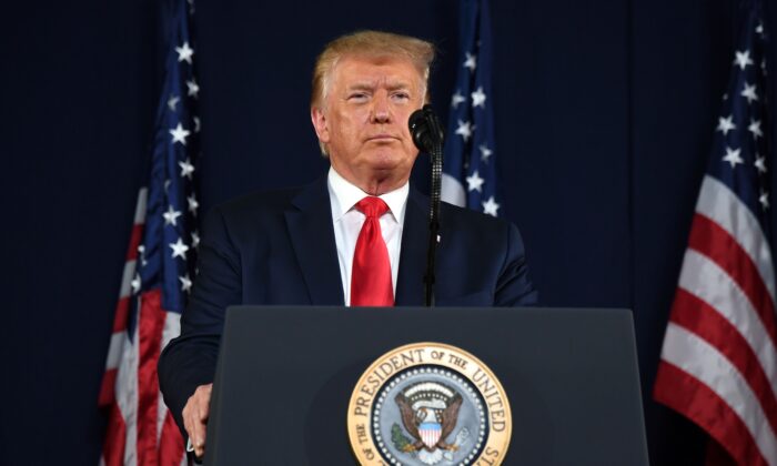 Donald Trump prend la parole lors des célébrations du Jour de l’indépendance des États-Unis au mémorial national du Mont Rushmore à Keystone, dans le Dakota du Sud, le 3 juillet 2020. (Saul Loeb/AFP via Getty Images)