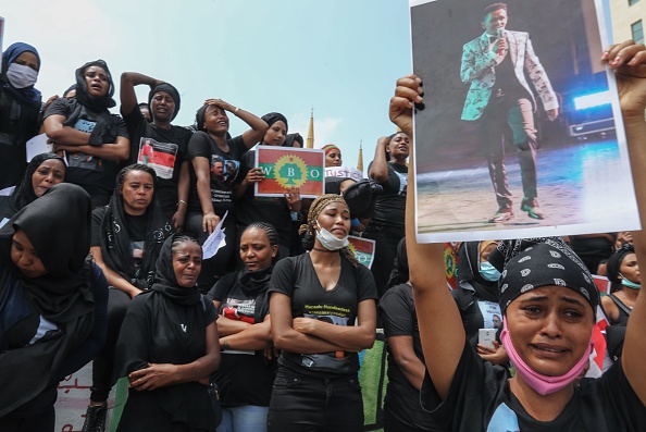 -Des membres de la communauté éthiopienne oromo du Liban participent à une manifestation pour protester contre la mort du musicien et activiste Hachalu Hundessa, à Beyrouth, la capitale, le 5 juillet 2020. Photo par ANWAR AMRO / AFP via Getty Images.