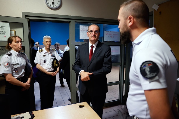 Le nouveau Premier ministre Jean Castex  rencontre des policiers en compagnie du préfet de Paris Didier Lallement au commissariat de La Courneuve en Seine-Saint-Denis, le 5 juillet 2020. (Photo : THOMAS COEX/AFP via Getty Images)