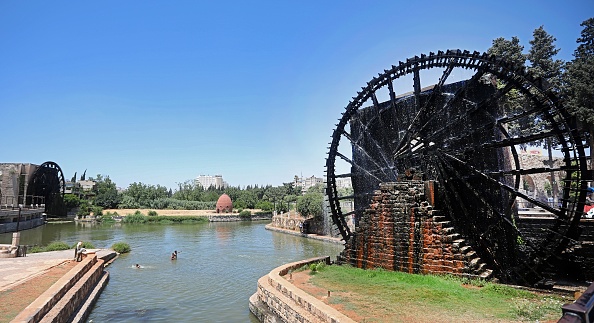 -Utilisé pendant des siècles pour apporter de l'eau aux jardins et les bâtiments sur les rives de l'Oronte, les roues hydrauliques ou norias de Hama sont considérés comme uniques au monde, selon l'UNESCO. Photo de LOUAI BESHARA / AFP via Getty Images.