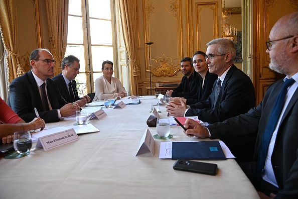 Des premières heures de la matinée jusqu'aux dernières lueurs du jour jeudi 9 juillet, avant une reprise vendredi 10 après-midi, c'est le grand défilé des syndicats et du patronat à Matignon. (Photo Anne-Christine POUJOULAT / AFP) 