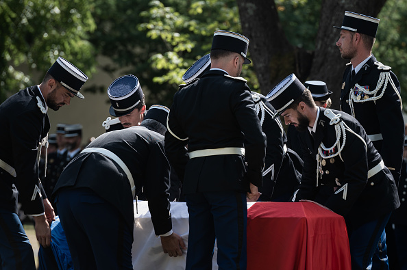 Les honneurs militaires ont été rendus à la jeune femme à la caserne de l'état-major de la région de gendarmerie de Nouvelle-Aquitaine, à Mérignac (Gironde), où son cercueil, recouvert du drapeau tricolore, avait été déposé au centre d'une place d'armes figée par l'émotion. (Photo PHILIPPE LOPEZ/AFP via Getty Images)