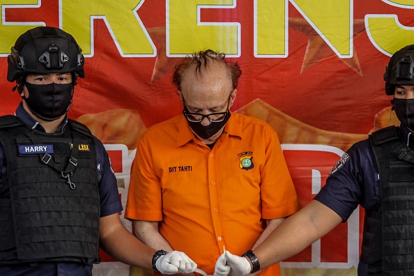 François Camille Abello, 65 ans, lors d'une conférence de presse à Jakarta en Indonésie, le 9 juillet 2020, une dizaine de jours après son arrestation. (Photo ARCHIE BHADRIKA/AFP via Getty Images)