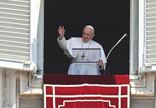 -Le pape François salue les pèlerins réunis sur la place Saint-Pierre au Vatican alors qu'il arrive pour livrer sa prière de l'Angélus du dimanche le 12 juillet 2020. - Photo de Vincenzo PINTO / AFP via Getty Images.