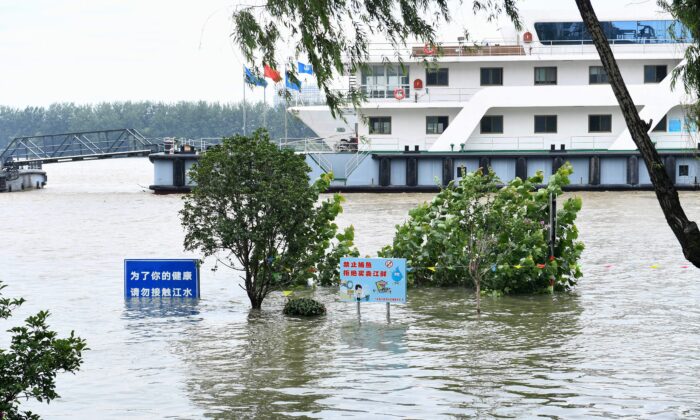 On voit des panneaux submergés par les eaux de crue sur la rive du Yangtsé à Nanjing, en Chine, le 12 juillet 2020. (STR/AFP via Getty Images)