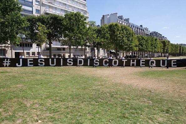 200 professionnels des boîtes de nuit ont manifesté le 12 juillet 2020 à Paris près du ministère de la Santé pour demander la réouverture des discothèques. (Photo : RAPHAEL LAFARGUE/AFP via Getty Images)