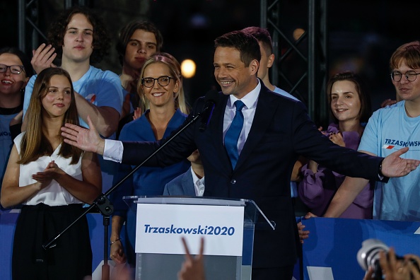 Candidat à l'élection présidentielle polonaise, le maire de Varsovie, Rafal Trzaskowski, s'adresse à ses partisans alors que les résultats du scrutin de sortie ont été annoncés lors de l'élection présidentielle à Varsovie, en Pologne, le 12 juillet 2020. (Photo : WOJTEK RADWANSKI/AFP via Getty Images)