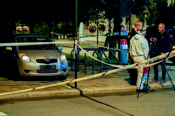 -Des policiers enquêtent sur une scène de crime près d'une voiture le 15 juillet 2020 à Sarpsborg, en Norvège, après que trois femmes ont été poignardées, a déclaré la police le 15 juillet 2020, elle avait arrêté une personne. Photo de Fredrik Hagen / NTB Scanpix / AFP via Getty Images.