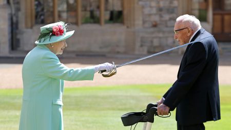 « Captain Tom » anobli par Elizabeth II après sa collecte de fonds record