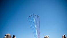 La Patrouille de France survole les hôpitaux pour rendre hommage aux soignants