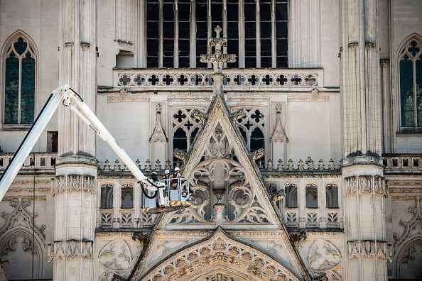 -Levés sur une grue, les pompiers sont au travail à la cathédrale Saint-Pierre et Saint-Paul de Nantes le 18 juillet 2020. L'orgue du XVIIe siècle de la cathédrale a été détruit et sa plate-forme risquait de s'effondrer, a déclaré le chef des pompiers régional. Photo par Sébastien SALOM-GOMIS / AFP via Getty Images.