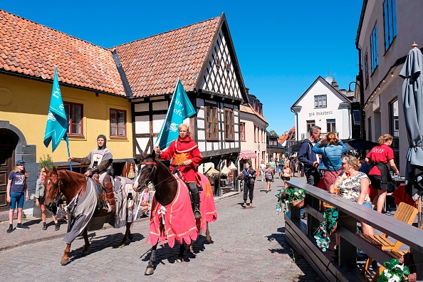 -Thomas Lindgren sur le cheval Soprano et Anders Mansson sur Sara, tous deux de la société des chevaliers Tornamenteum, patrouillent dans la ville de Visby sur l'île suédoise de Gotland le 23 juillet 2020. - Photo par SOREN ANDERSSON / Agence de presse TT / AFP via Getty Images.