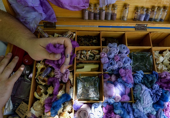  Symbole de puissance et de prestige, la célèbre couleur pourpre était traditionnellement utilisée pour les robes royales et impériales. Photo par FETHI BELAID / AFP via Getty Images.