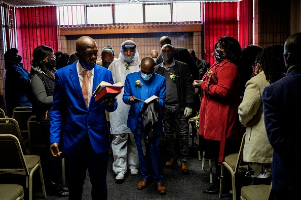 Lors d'une procédure funéraire dans une maison funéraire de Johannesburg, le 26 juillet 2020. -Photo by Michele Spatari / AFP via Getty Images.