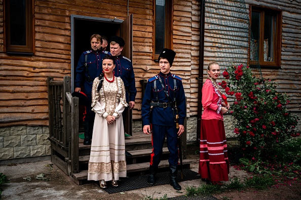 -Une chorale cosaque participe à un atelier dans le village d'Alyaukhovo, à environ 60 kilomètres à l'est de Moscou, le 8 juillet 2020. - Photo par Dimitar DILKOFF / AFP via Getty Images.