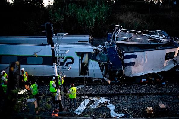 L'accident de ce train, qui transportait quelque 280 passagers, s'est produit vers 15H30 locales (14H30 GMT). Il reliait Lisbonne à Braga dans le nord du pays, en passant par Coimbra et Porto, les principales villes du pays. (Photo by CARLOS COSTA/AFP via Getty Images)