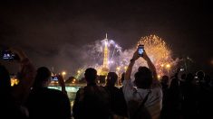 Des milliers de personnes pour le feu d’artifice du 14 juillet à Paris