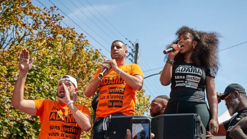 Assa Traoré s'adresse à la foule lors d'une manifestation de Black Lives Matter en juillet 2020 (Photo by Kiran Ridley/Getty Images)