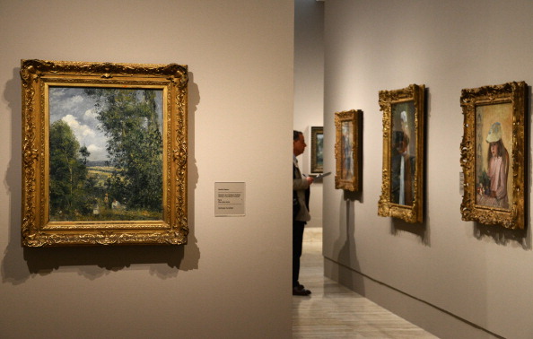 -Des peintures de Camille Pissarro lors de l'ouverture de la première exposition en Espagne sur le peintre impressionniste danois-français Camille Pissarro au musée Thyssen-Bornemisza de Madrid, le 3 juin 2013. Photo DOMINIQUE FAGET / AFP via Getty Images.