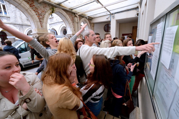 Image d'illustration: des lycéens reçoivent les résultats du Bac. (DENIS CHARLET/AFP via Getty Images)