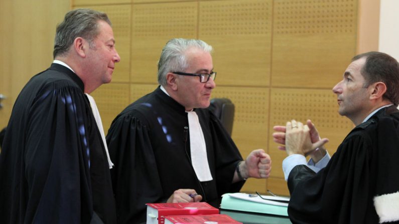 Le procureur Jean-Luc Lennon (à droite) en discussion avec des avocats lors d'un procès pour trafic de drogue, séquestration et écoute illégale au palais de justice de Bastia (PASCAL POCHARD CASABIANCA / AFP via Getty Images)