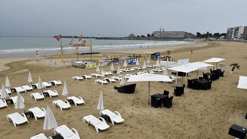 Plage déserte aux Sables-d'Olonne, dans l'ouest de la France.  (Photo credit should read GEORGES GOBET/AFP via Getty Images)