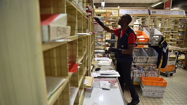 Un centre de tri du courrier de La Poste. (Photo CHRISTOPHE ARCHAMBAULT/AFP via Getty Images)