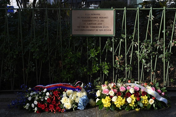 La plaque en mémoire d'Ahmed Merabet, un policier tué par les frères Kouachi le 7 janvier 2015 lors des attaques contre Charlie Hebdo, a été dégradée.      (Photo : ERIC FEFERBERG/AFP via Getty Images)