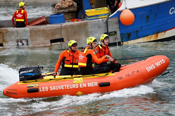 Image d'illustration: des sauveteurs de la SNSM sur un zodiac. (CHARLY TRIBALLEAU/AFP via Getty Images)