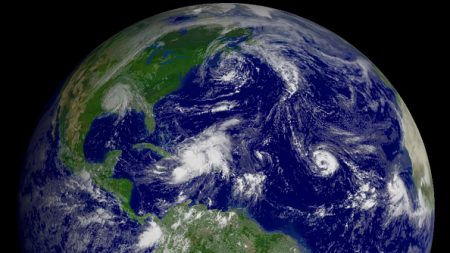 Hanna, rétrogradé en tempête tropicale, passe sur le Texas en pleine pandémie