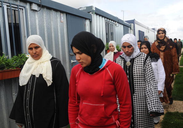 -Les saisonniers marocains arrivent à leur logement temporaire dans une ferme de fraises à Lepe, au sud de l'Espagne. Seules les mères mariées marocaines sont autorisées d'avoir un contrat saisonnier de trois mois. Photo ABDELHAK SENNA / AFP via Getty Images.